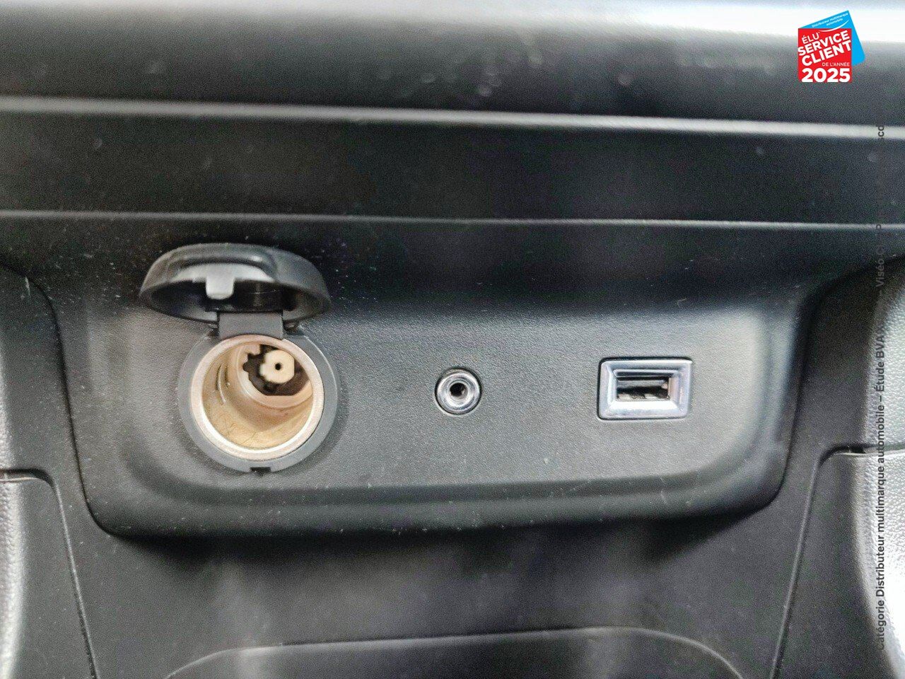 Véhicule d'occasion CITROEN C3 PURETECH 110CH SHINE S/S CAMERA chez BMW Lons le Saunier
