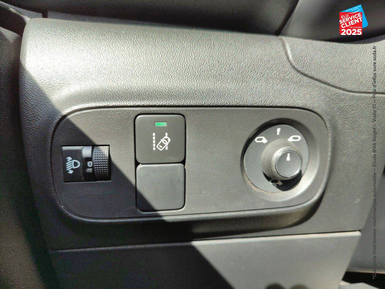 Véhicule d'occasion CITROEN C3 PURETECH 110CH SHINE S/S CAMERA chez BMW Lons le Saunier