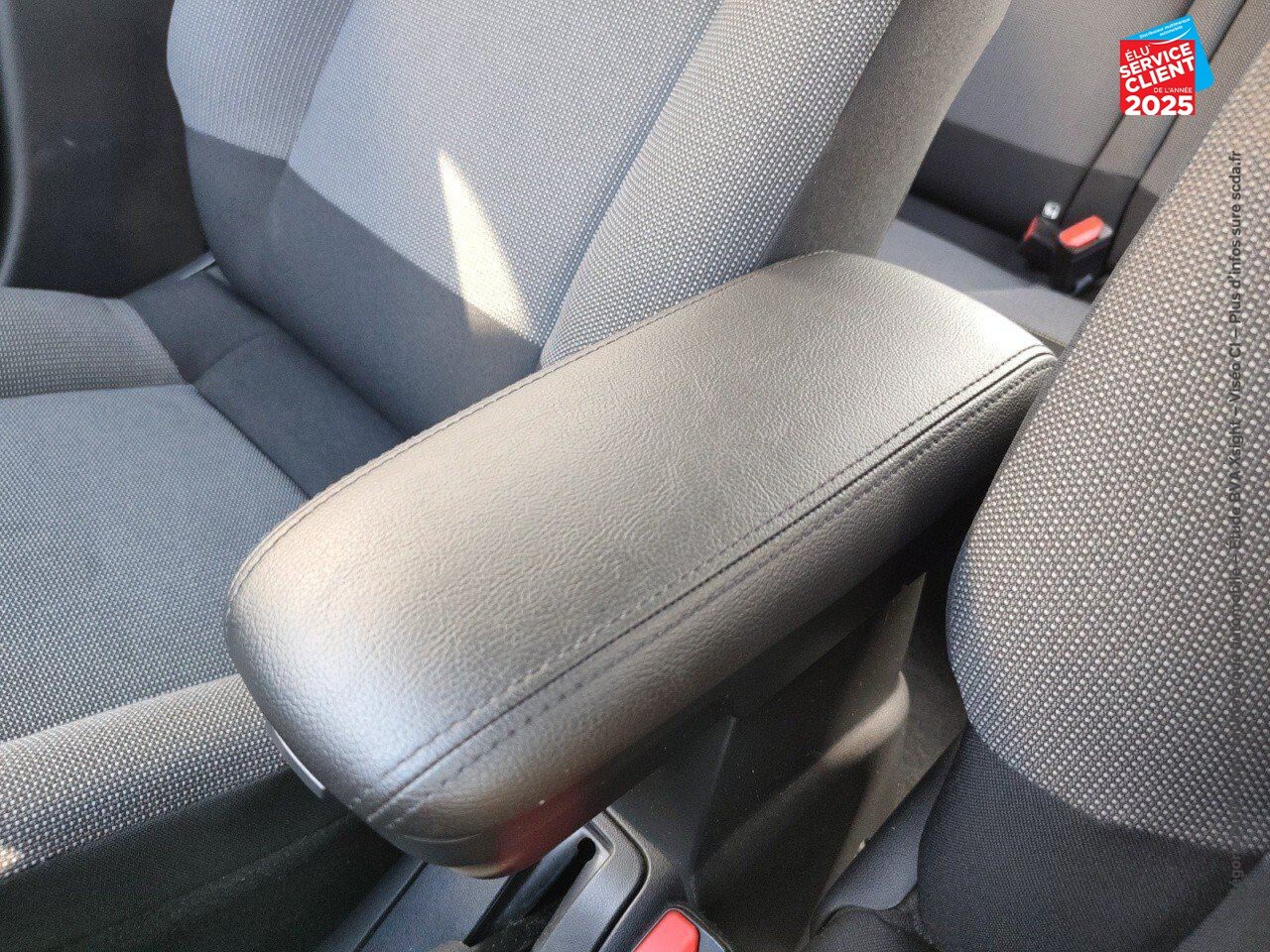 Véhicule d'occasion CITROEN C3 PURETECH 110CH SHINE S/S CAMERA chez BMW Lons le Saunier