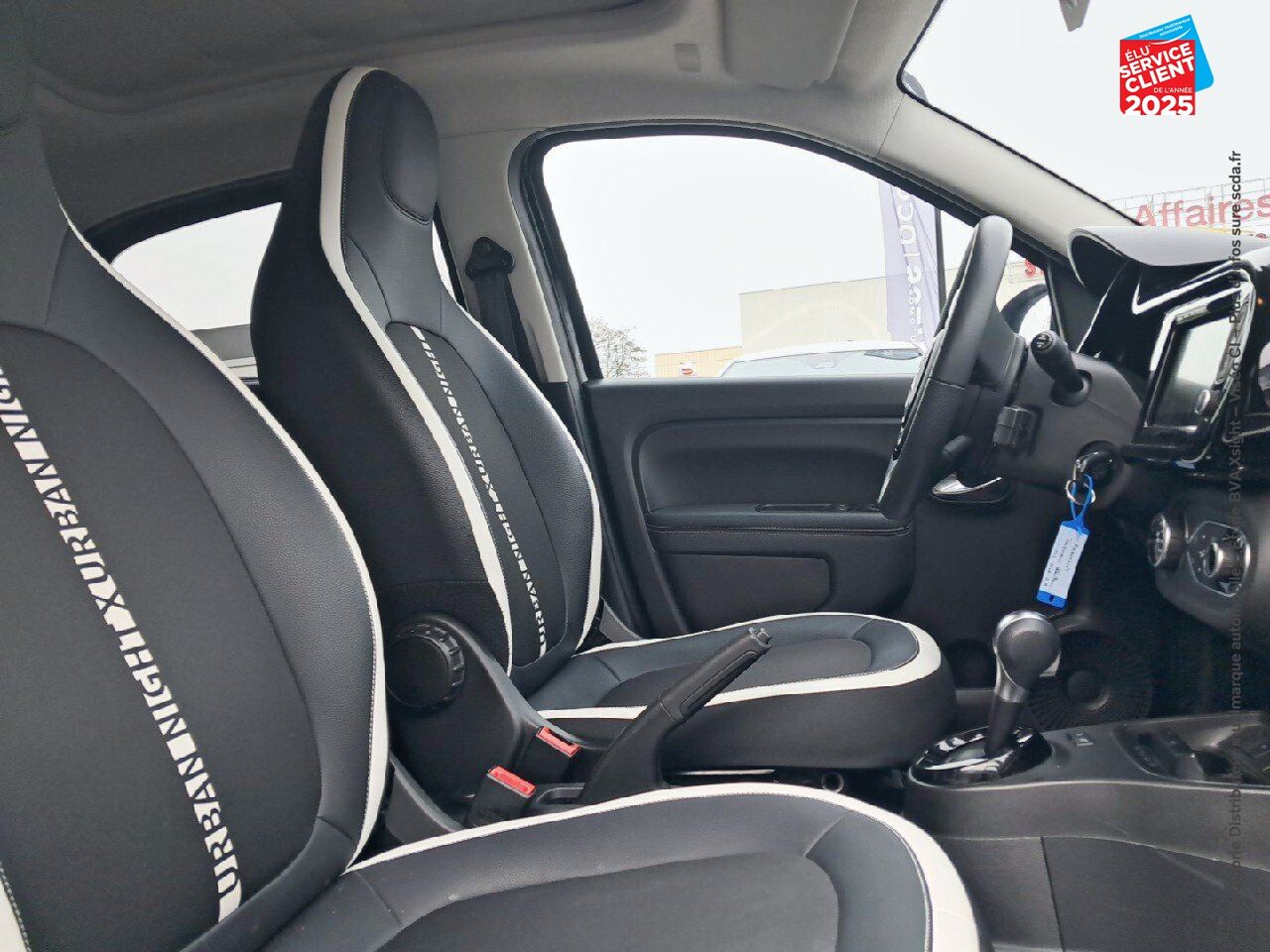 Véhicule d'occasion RENAULT TWINGO E-TECH ELECTRIC URBAN NIGHT R80 ACHAT INTEGRAL TOUVRANT GPS chez Hyundai Reims