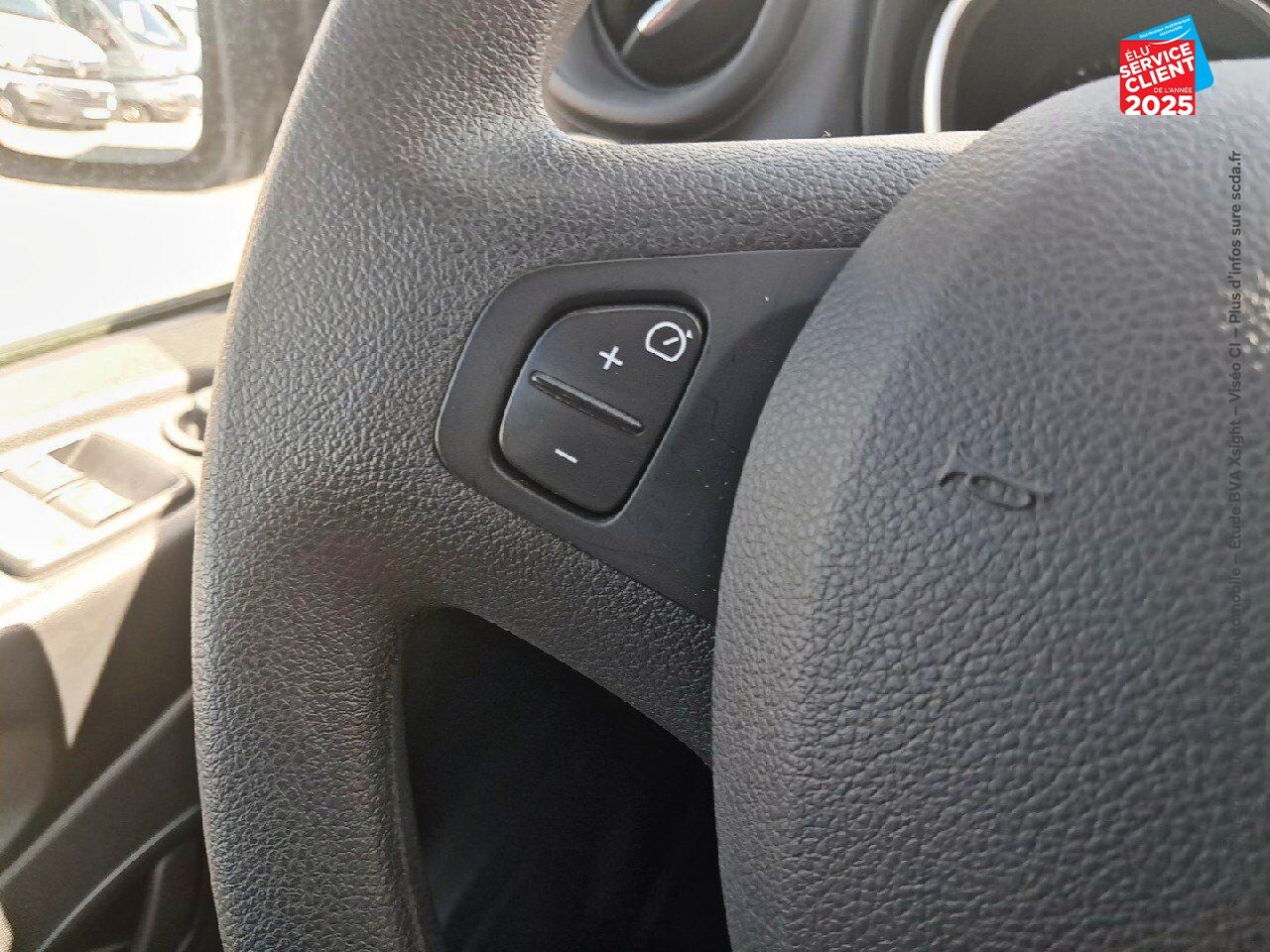 Véhicule d'occasion RENAULT TRAFIC COMBI L2 2.0 DCI 120CH S/S ZEN 8 PLACES 6CV chez Opel Verdun
