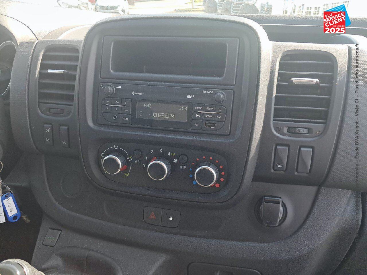 Véhicule d'occasion RENAULT TRAFIC COMBI L2 2.0 DCI 120CH S/S ZEN 8 PLACES 6CV chez Opel Verdun