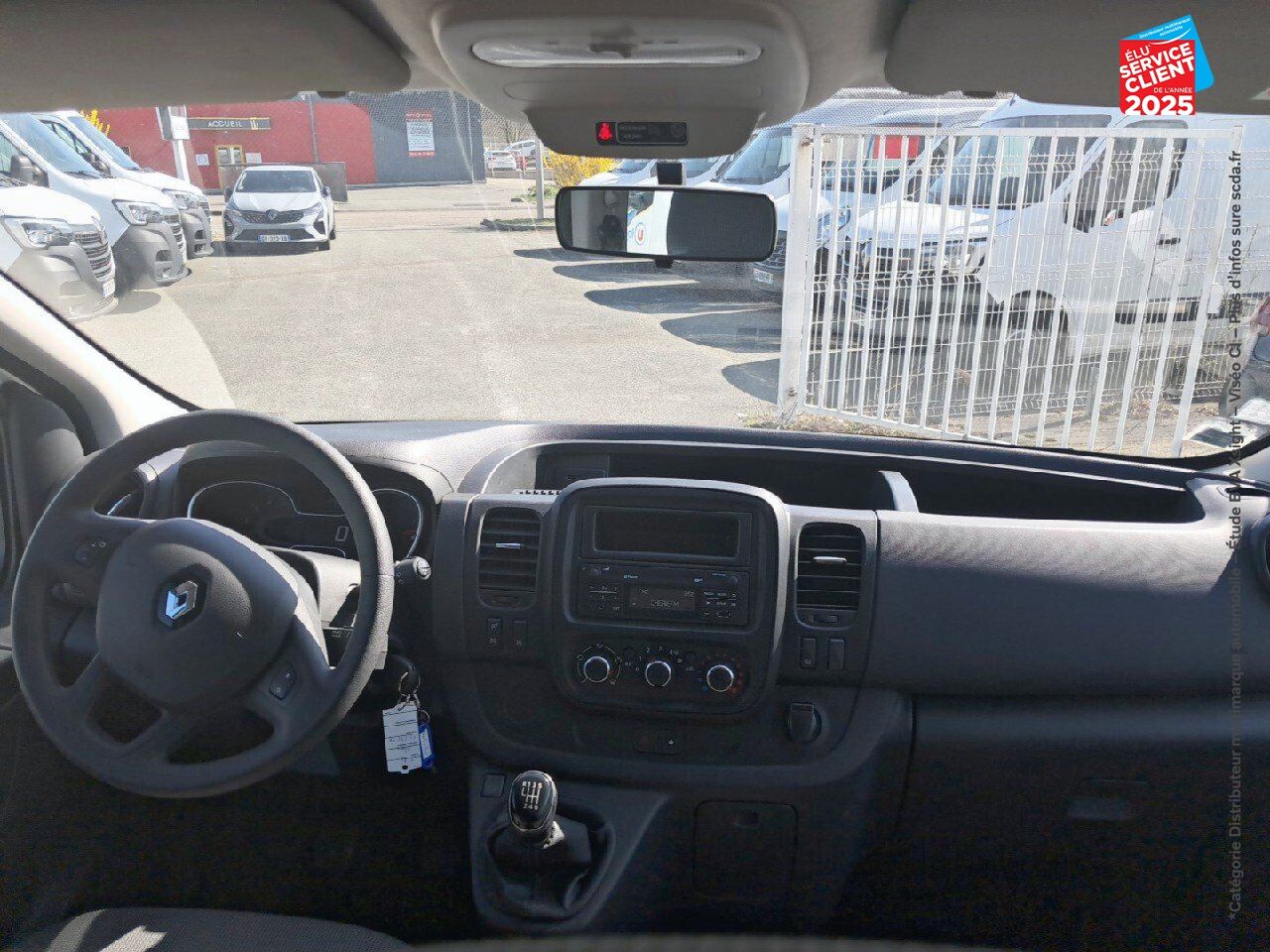 Véhicule d'occasion RENAULT TRAFIC COMBI L2 2.0 DCI 120CH S/S ZEN 8 PLACES 6CV chez Opel Verdun