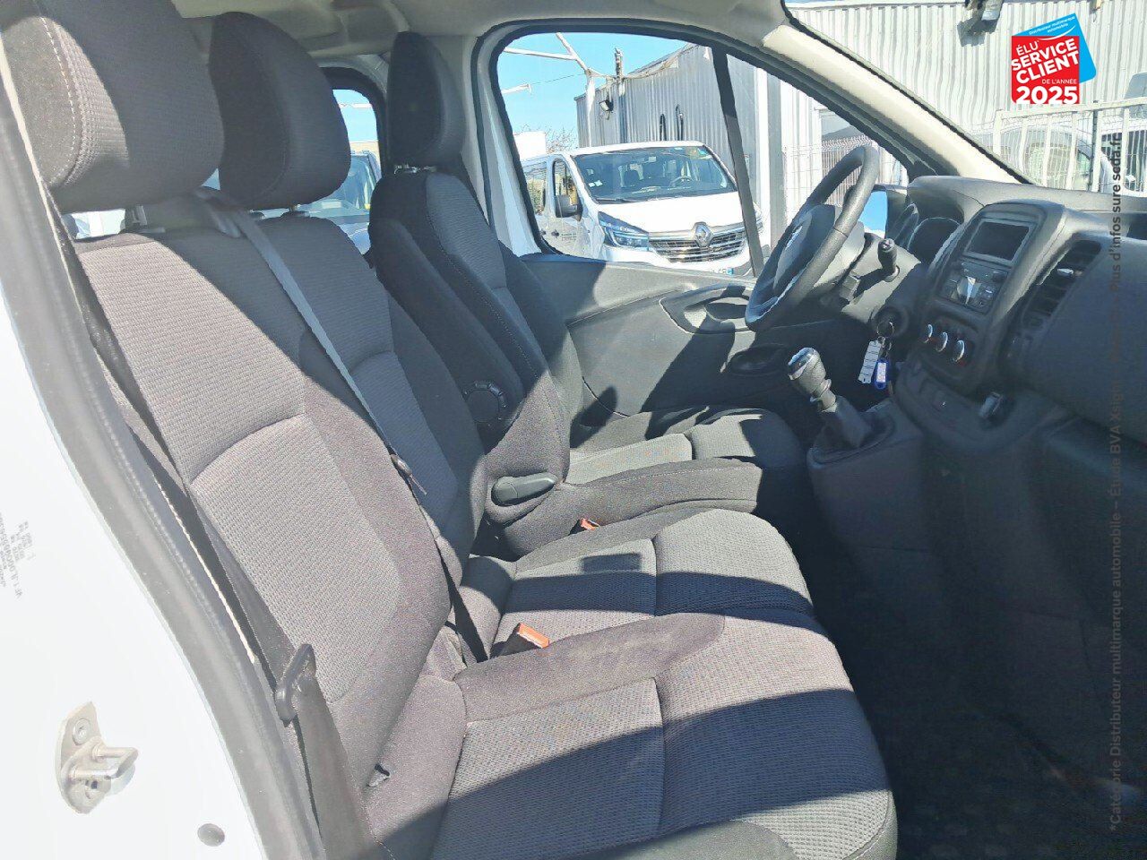 Véhicule d'occasion RENAULT TRAFIC COMBI L2 2.0 DCI 120CH S/S ZEN 8 PLACES 6CV chez Opel Verdun