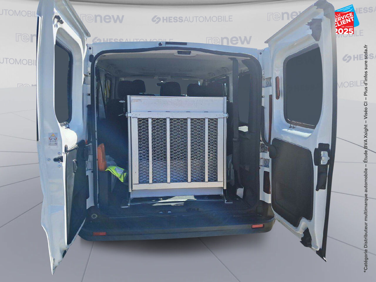 Véhicule d'occasion RENAULT TRAFIC COMBI L2 2.0 DCI 120CH S/S ZEN 8 PLACES 6CV chez Opel Verdun