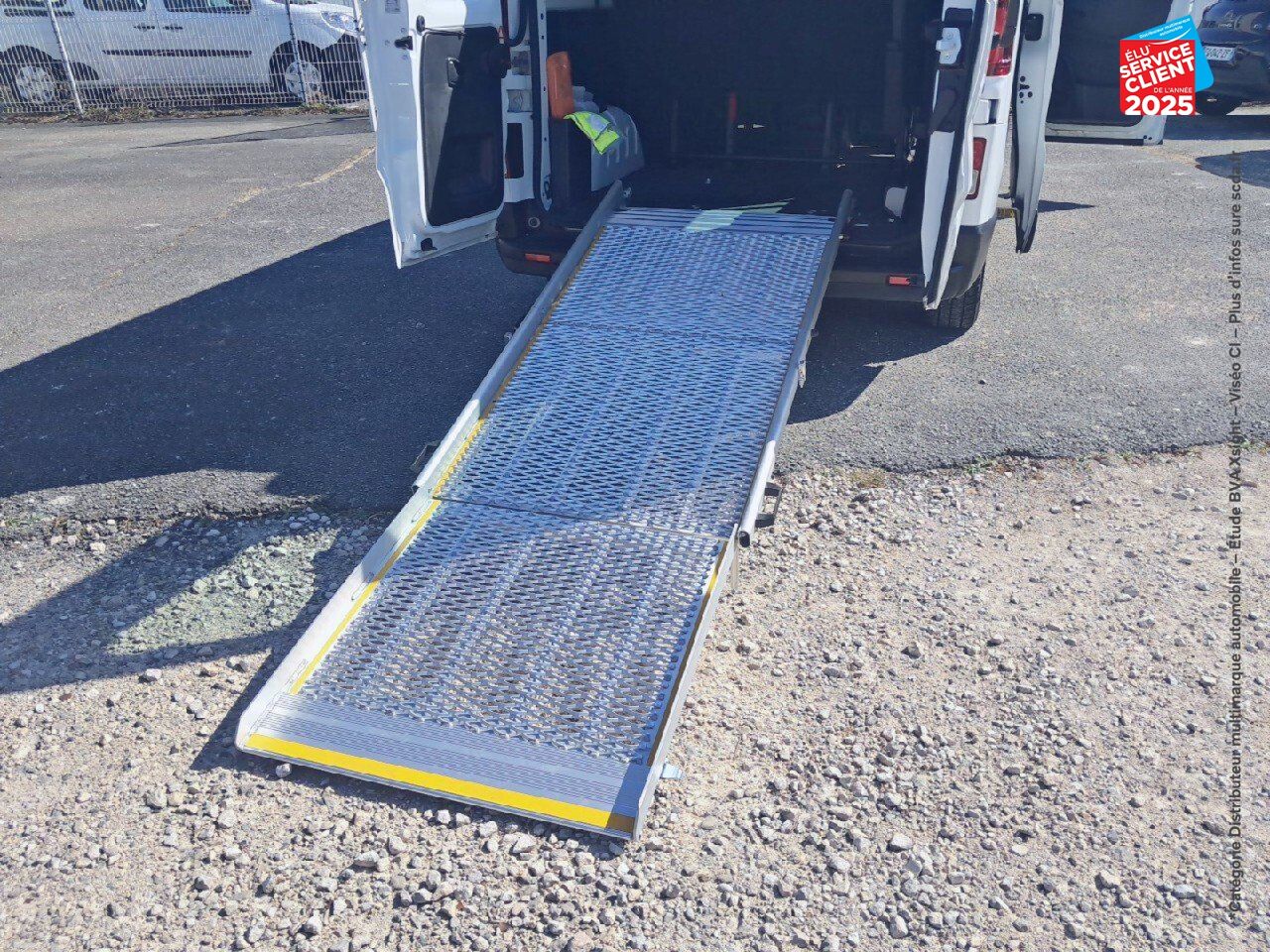 Véhicule d'occasion RENAULT TRAFIC COMBI L2 2.0 DCI 120CH S/S ZEN 8 PLACES 6CV chez Opel Verdun