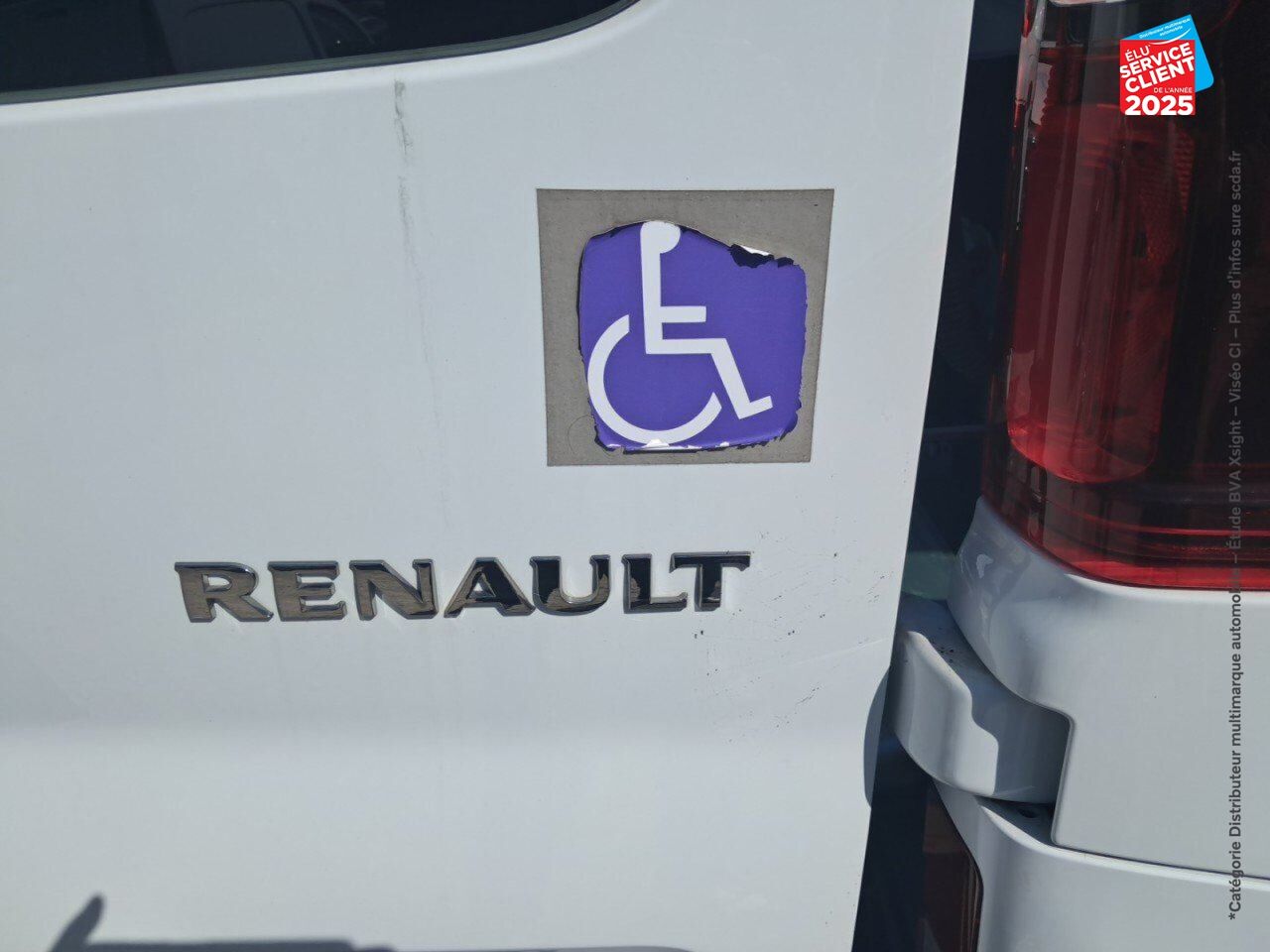 Véhicule d'occasion RENAULT TRAFIC COMBI L2 2.0 DCI 120CH S/S ZEN 8 PLACES 6CV chez Opel Verdun