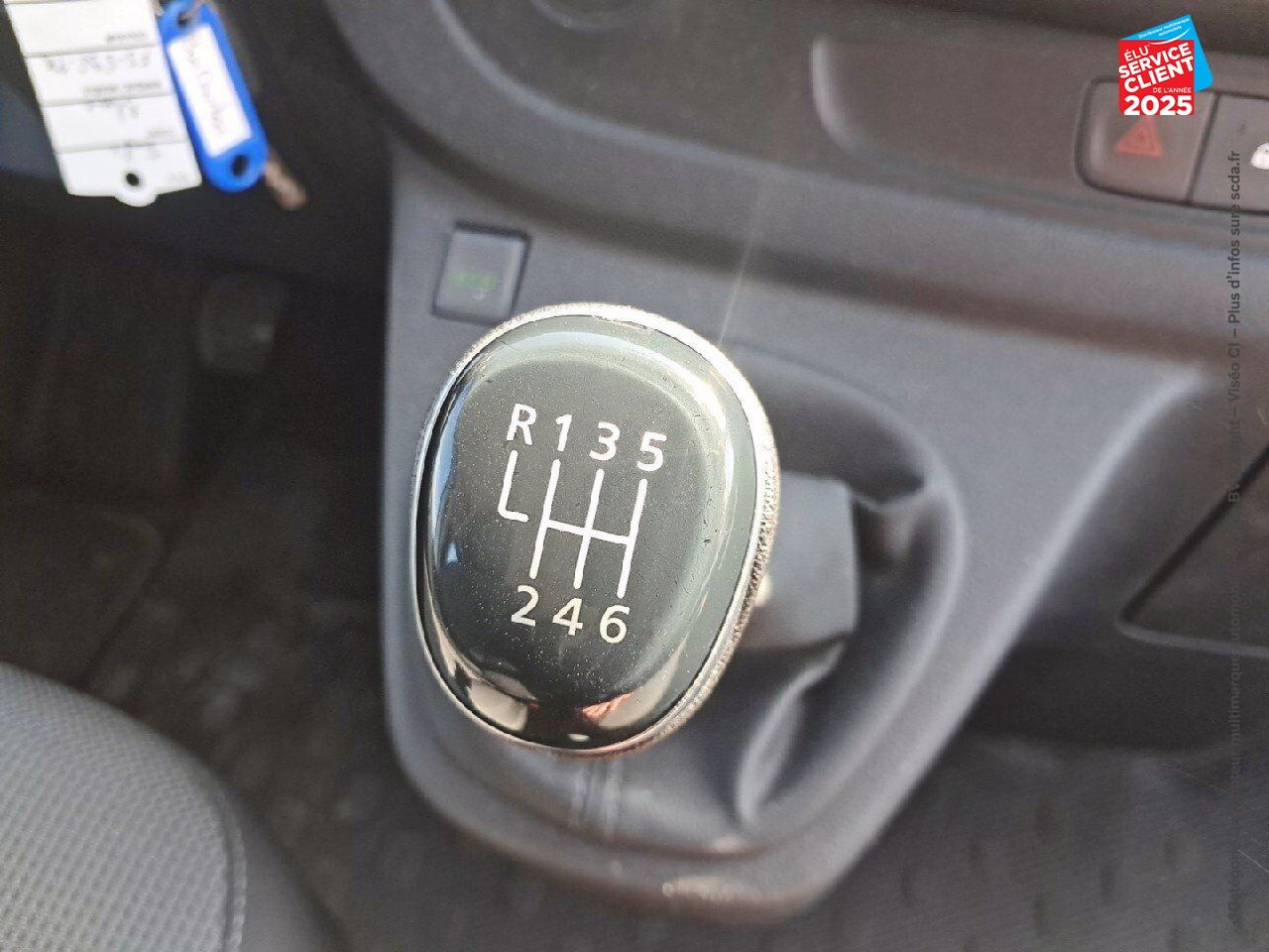 Véhicule d'occasion RENAULT TRAFIC COMBI L2 2.0 DCI 120CH S/S ZEN 8 PLACES 6CV chez Opel Verdun
