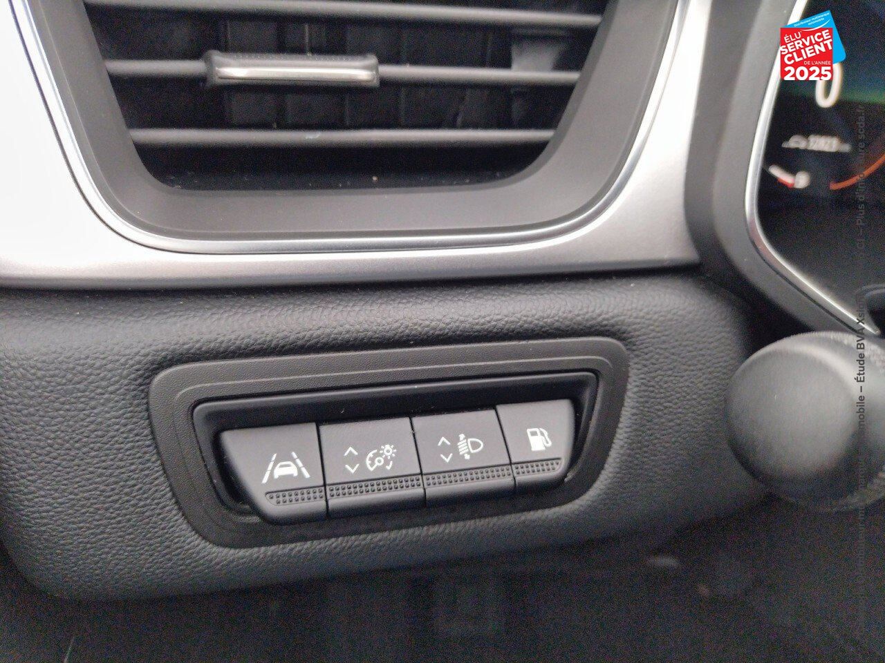 Véhicule d'occasion RENAULT CAPTUR 1.6 E-TECH HYBRIDE RECHARGEABLE 160CH TECHNO chez Opel Bar le Duc
