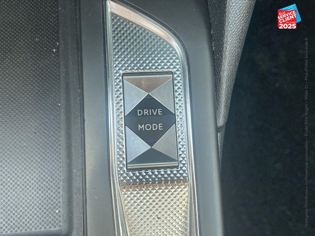 Véhicule d'occasion DS DS 3 CROSSBACK PURETECH 130CH SO CHIC AUTOMATIQUE SIEGES CUIR GPS CAMERA chez Opel Verdun