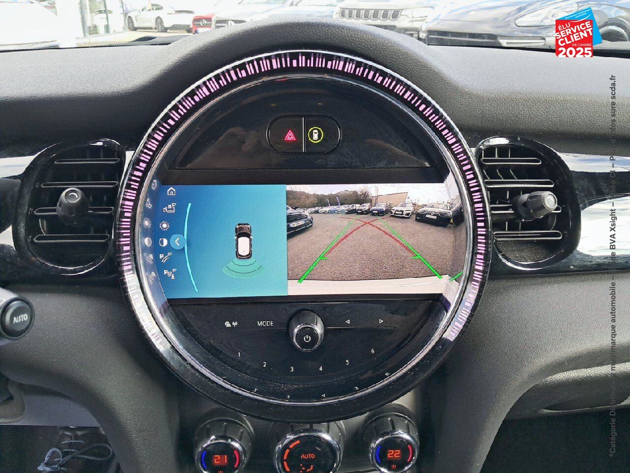 Véhicule d'occasion MINI MINI 5 PORTES COOPER 136CH EDITION PREMIUM BVA7 SIEGES CHAUF/CUIR GPS CAMERA CARPLAY chez Renault Saint-Louis
