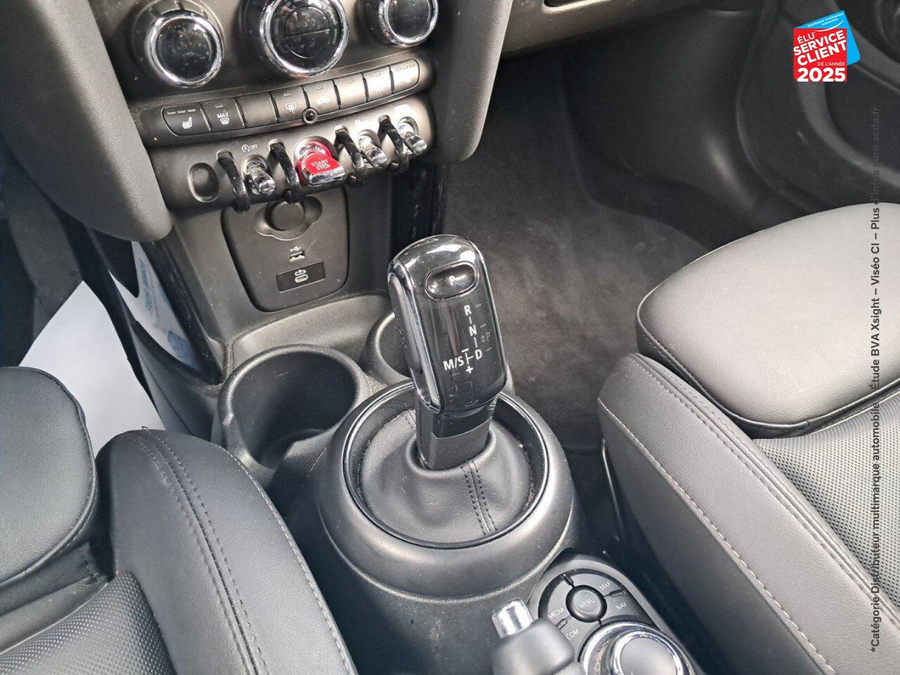 Véhicule d'occasion MINI MINI 5 PORTES COOPER 136CH EDITION PREMIUM BVA7 SIEGES CHAUF/CUIR GPS CAMERA CARPLAY chez Renault Saint-Louis