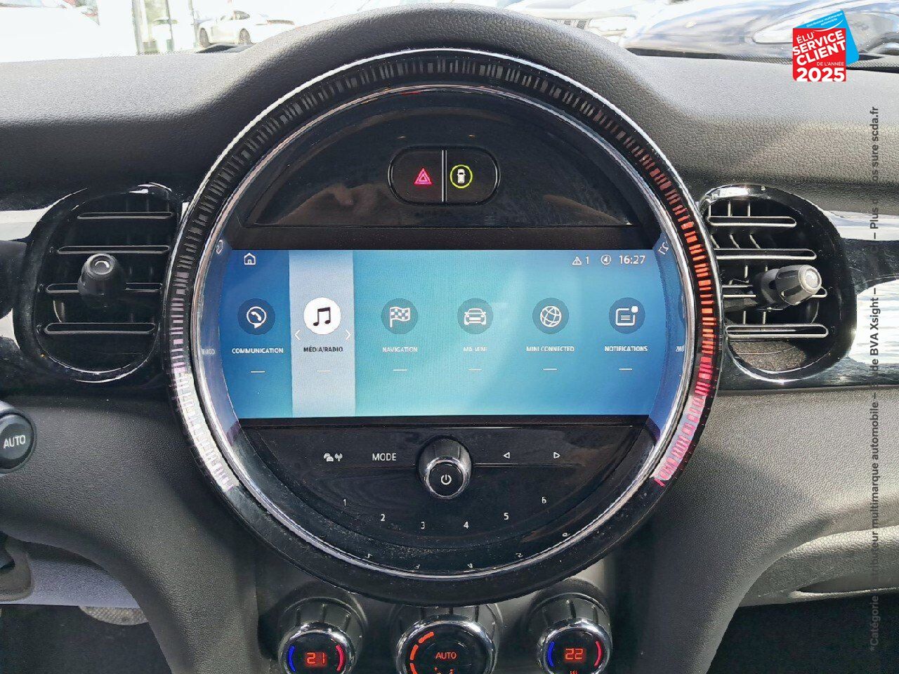 Véhicule d'occasion MINI MINI 5 PORTES COOPER 136CH EDITION PREMIUM BVA7 SIEGES CHAUF/CUIR GPS CAMERA CARPLAY chez Renault Saint-Louis