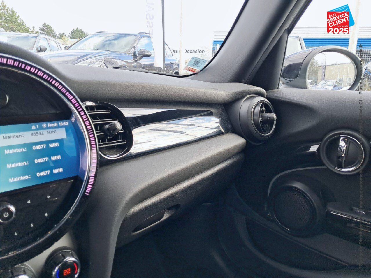 Véhicule d'occasion MINI MINI 5 PORTES COOPER 136CH EDITION PREMIUM BVA7 SIEGES CHAUF/CUIR GPS CAMERA CARPLAY chez Renault Saint-Louis