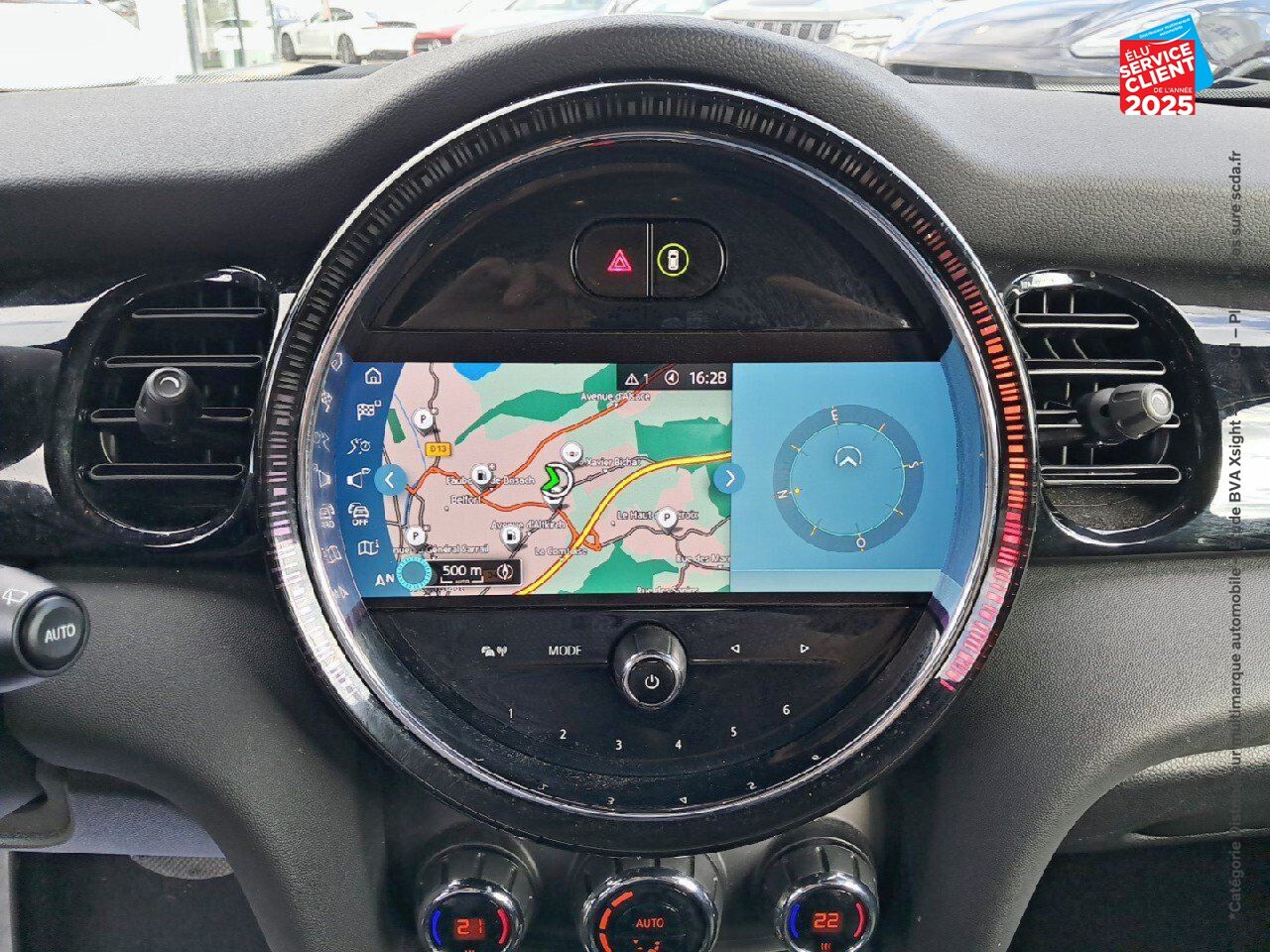Véhicule d'occasion MINI MINI 5 PORTES COOPER 136CH EDITION PREMIUM BVA7 SIEGES CHAUF/CUIR GPS CAMERA CARPLAY chez Renault Saint-Louis