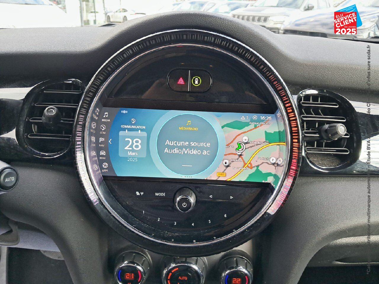 Véhicule d'occasion MINI MINI 5 PORTES COOPER 136CH EDITION PREMIUM BVA7 SIEGES CHAUF/CUIR GPS CAMERA CARPLAY chez Renault Saint-Louis