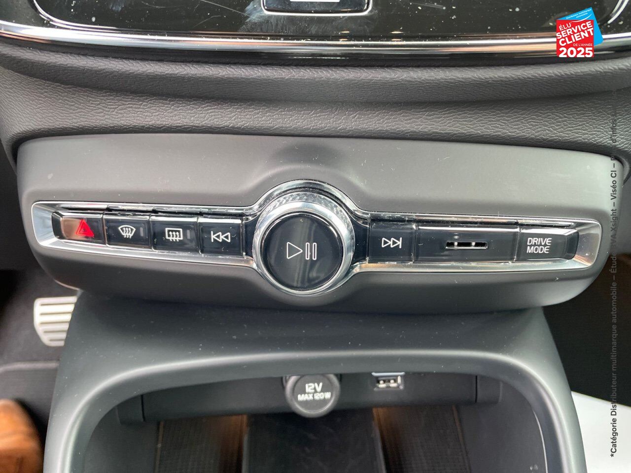 Véhicule d'occasion VOLVO XC40 T3 163CH R-DESIGN GEARTRONIC 8 chez Volvo Epernay