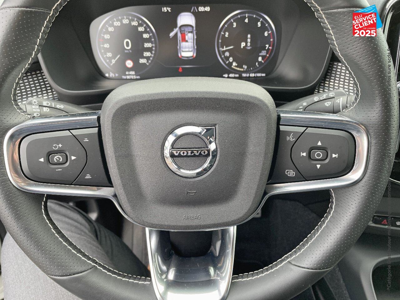 Véhicule d'occasion VOLVO XC40 T3 163CH R-DESIGN GEARTRONIC 8 chez Volvo Epernay
