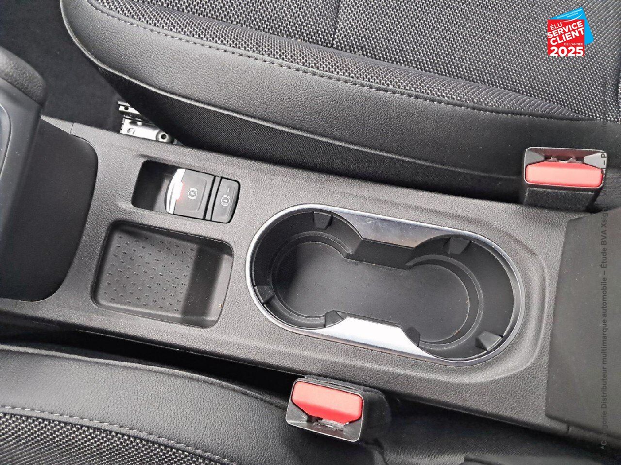 Véhicule d'occasion RENAULT CAPTUR 1.6 E-TECH HYBRIDE 145CH RIVE GAUCHE GPS CAMERA chez Renault Saint-Louis