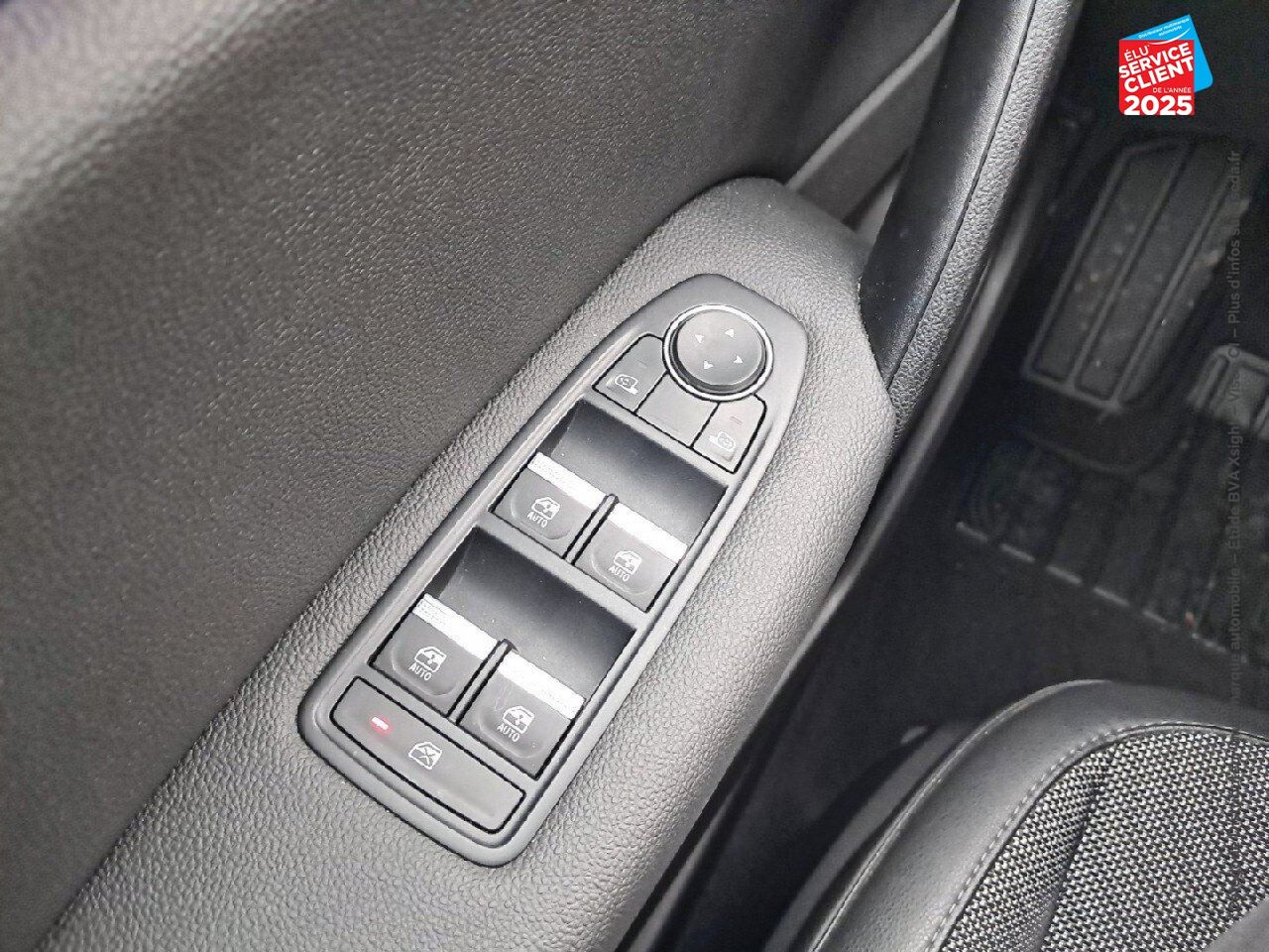 Véhicule d'occasion RENAULT CAPTUR 1.6 E-TECH HYBRIDE 145CH RIVE GAUCHE GPS CAMERA chez Renault Saint-Louis