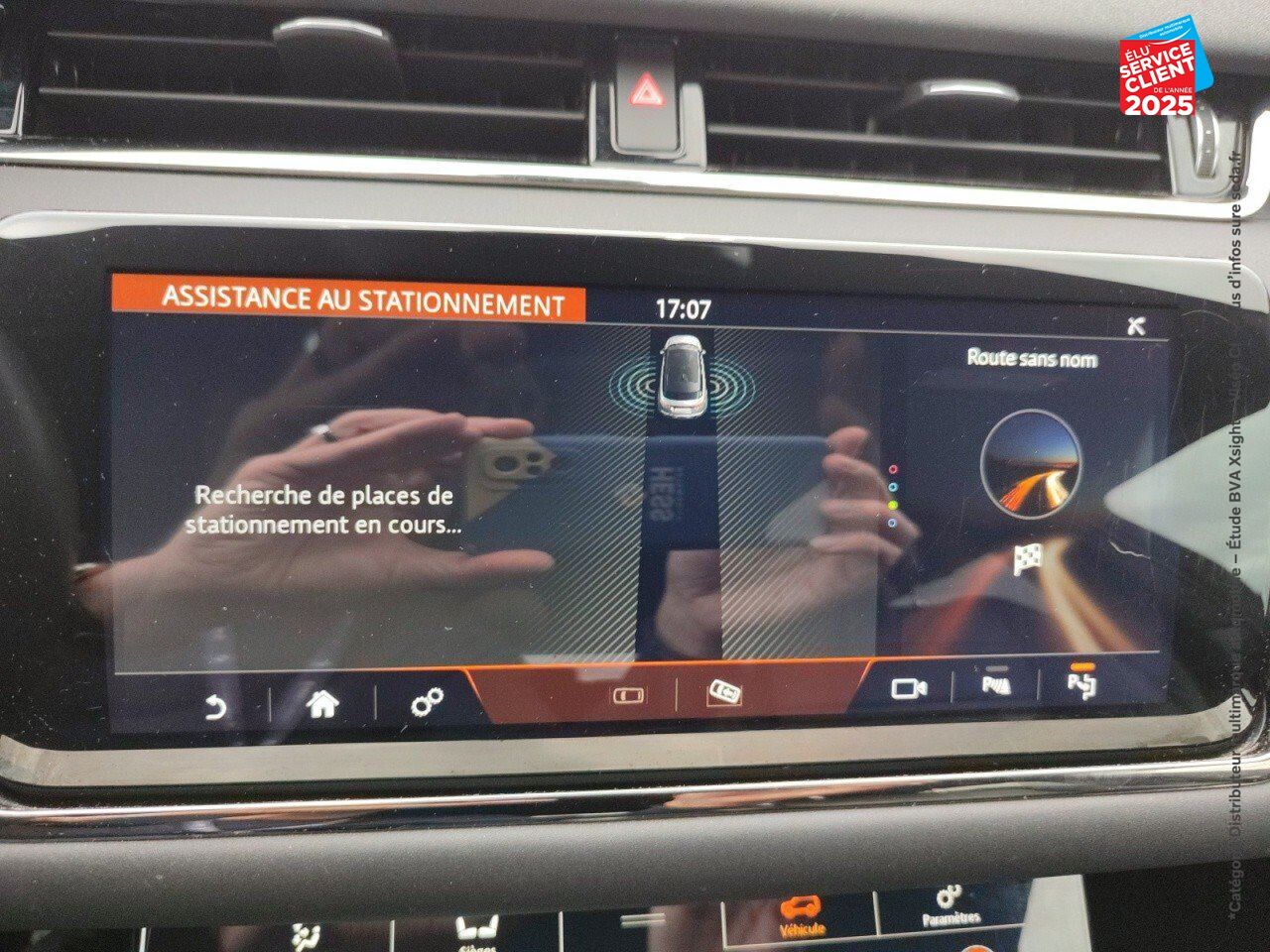 Véhicule d'occasion LAND-ROVER RANGE ROVER EVOQUE 2.0 D 180CH R-DYNAMIC SE AWD BVA chez Renault Saint-Louis