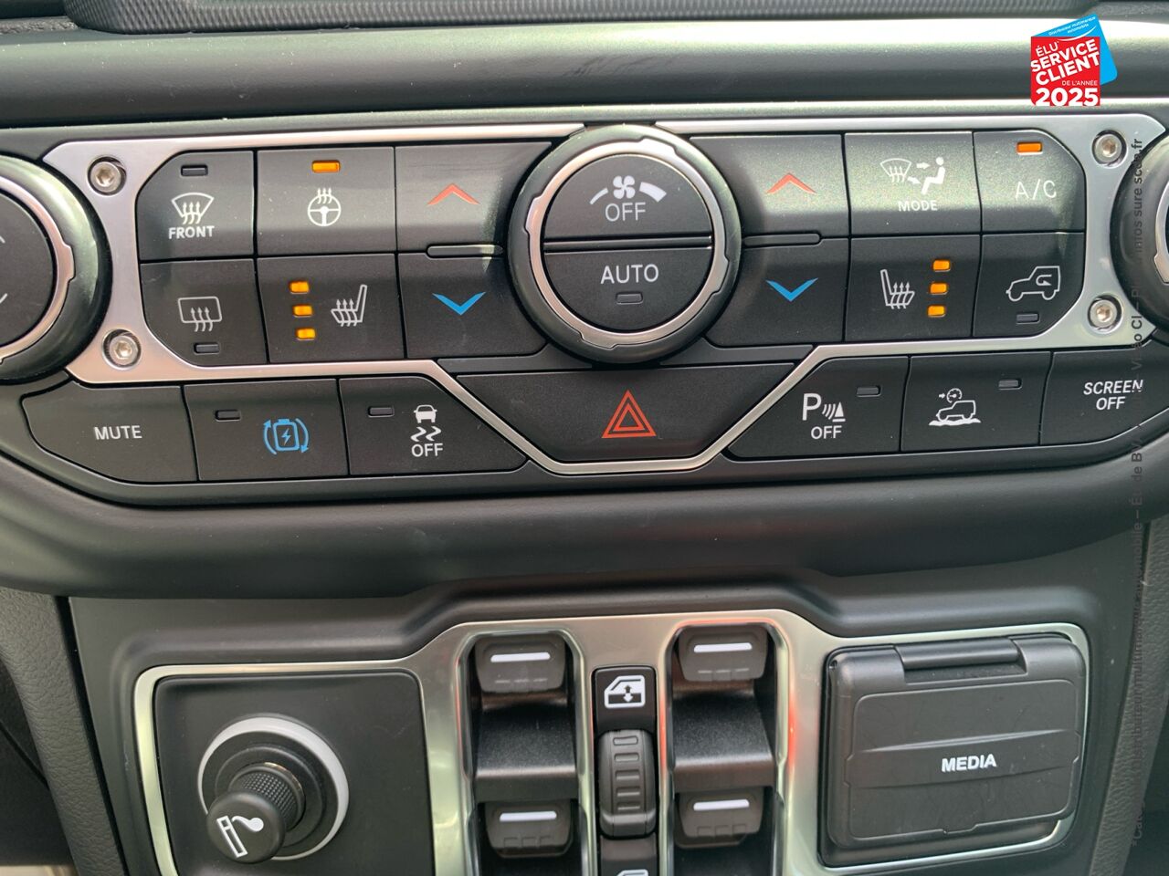 Véhicule d'occasion JEEP WRANGLER UNLIMITED 2.0 T 380CH 4XE OVERLAND COMMAND-TRAC MY22 chez Renault Saint-Louis
