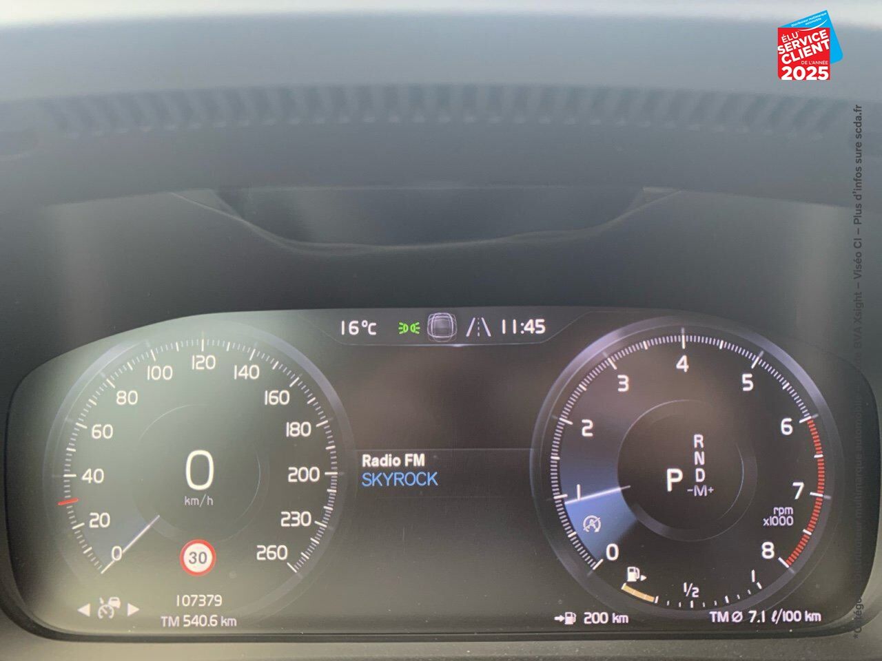 Véhicule d'occasion VOLVO XC40 T3 163CH R-DESIGN GEARTRONIC 8 CAMERA CARPLAY chez Hyundai Chalons