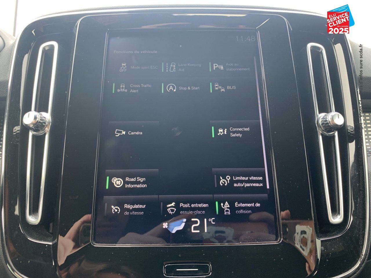 Véhicule d'occasion VOLVO XC40 T3 163CH R-DESIGN GEARTRONIC 8 CAMERA CARPLAY chez Hyundai Chalons