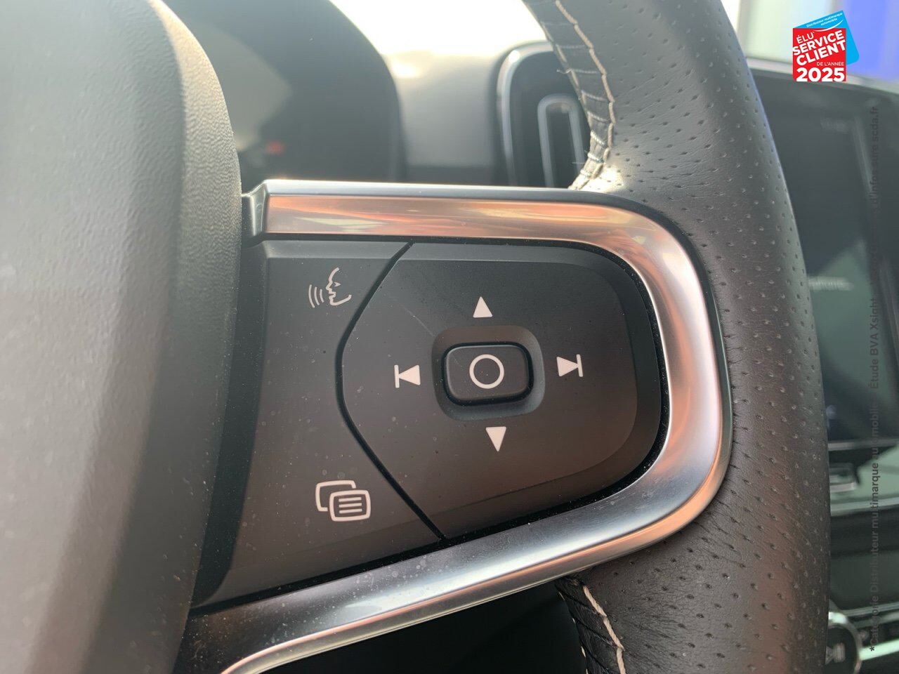 Véhicule d'occasion VOLVO XC40 T3 163CH R-DESIGN GEARTRONIC 8 CAMERA CARPLAY chez Hyundai Chalons