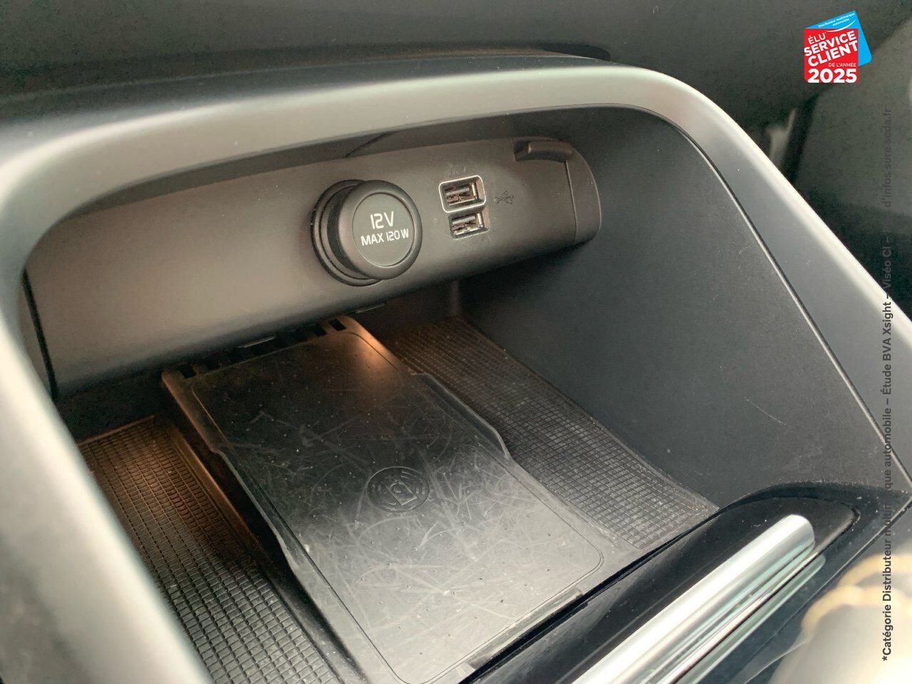 Véhicule d'occasion VOLVO XC40 T3 163CH R-DESIGN GEARTRONIC 8 CAMERA CARPLAY chez Hyundai Chalons