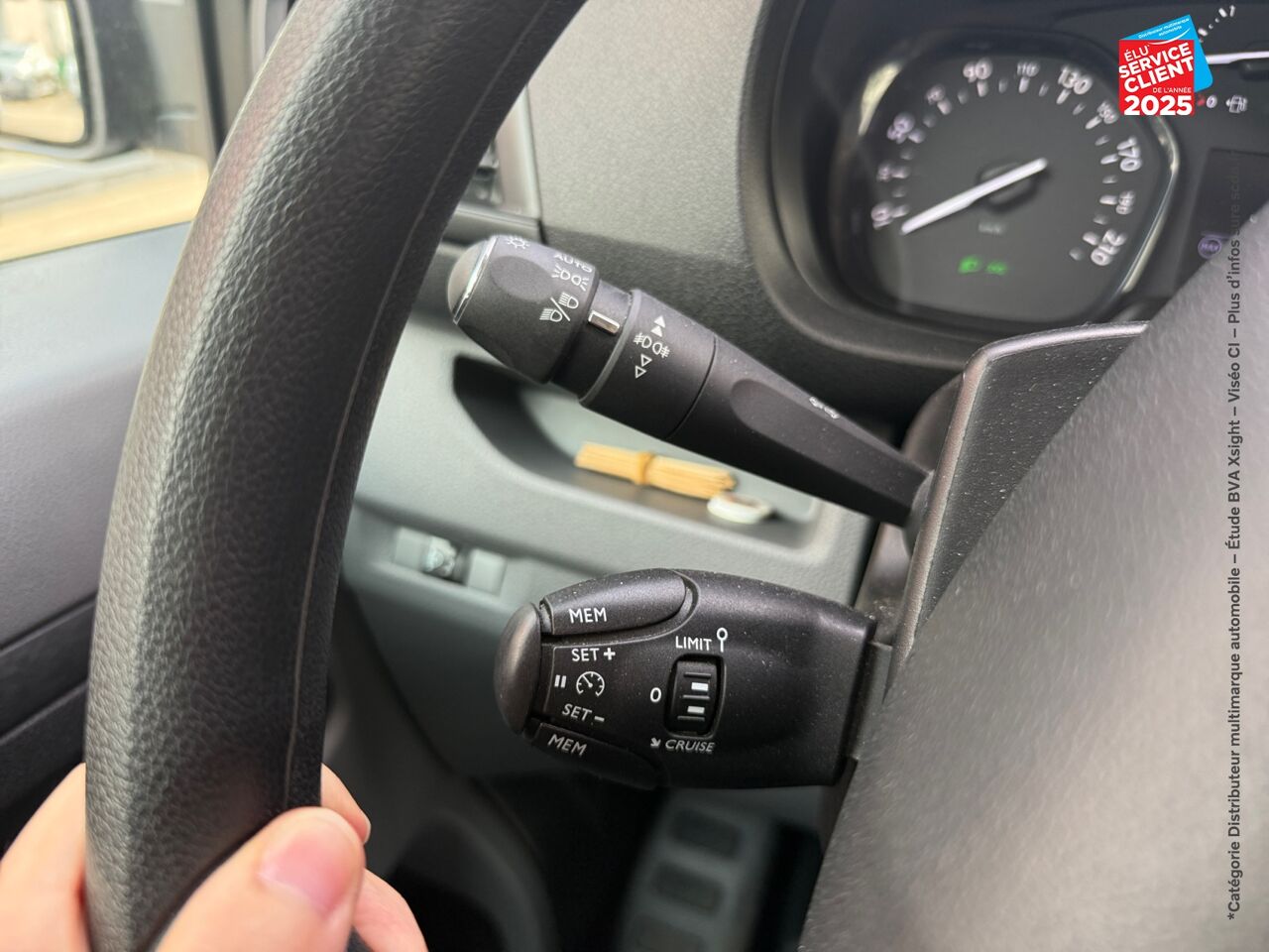 Véhicule d'occasion PEUGEOT EXPERT FG STANDARD 1.5 BLUEHDI 120CH S/S PREMIUM GPS CAMERA CARPLAY chez Renault Saint-Louis