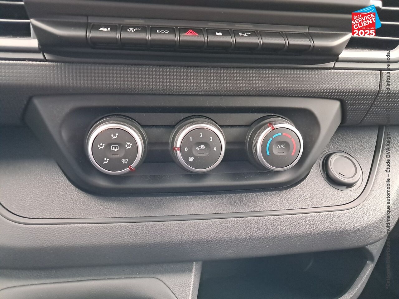 Véhicule d'occasion RENAULT TRAFIC COMBI L2 2.0 BLUE DCI 150CH SS ZEN 8 PLACES chez Renault Belfort