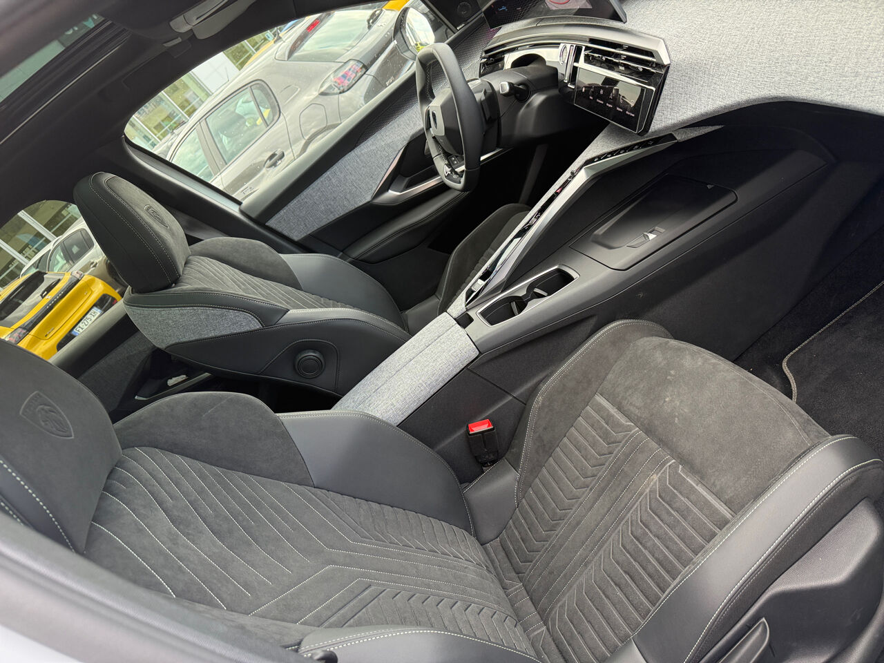Véhicule d'occasion PEUGEOT 3008 ELECTRIQUE 210CH BATTERIE 73 KWH GT chez Hyundai Reims