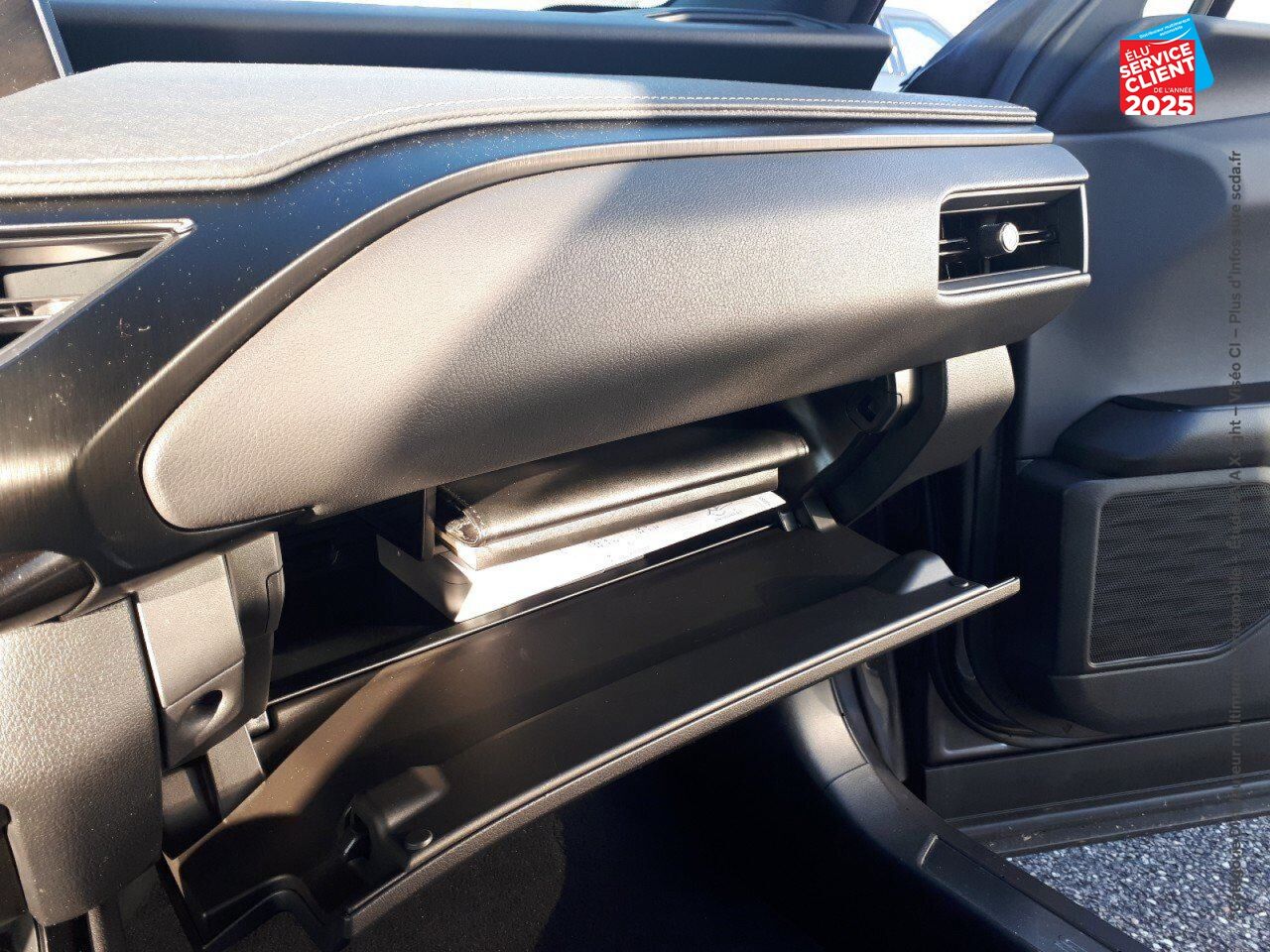 Véhicule d'occasion LEXUS UX 250H 2WD EXECUTIVE MY20 TOUVRANT SIEGES CHAUF/VENTIL/CUIR VOLANT CHAUF GPS chez Toyota Thionville