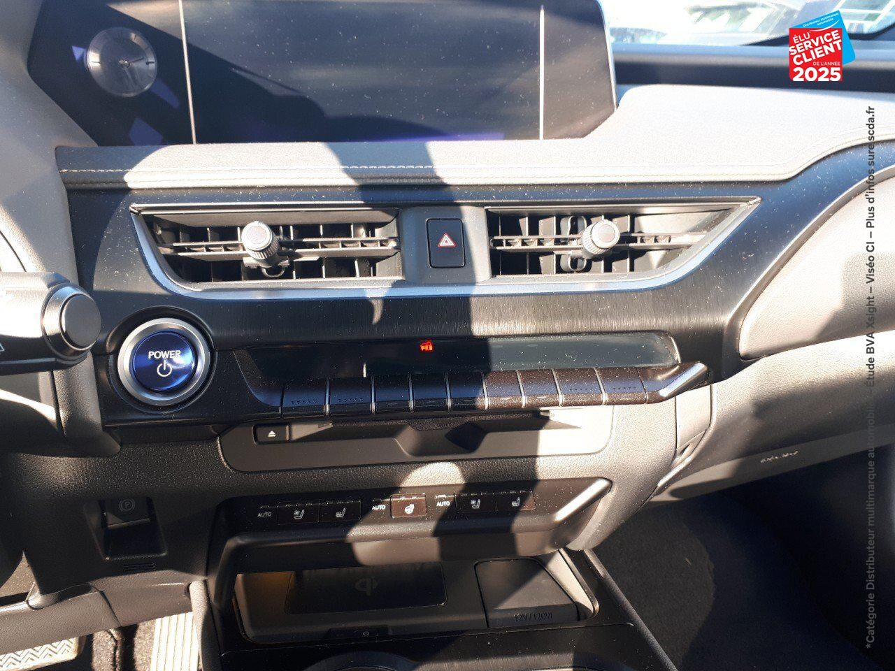 Véhicule d'occasion LEXUS UX 250H 2WD EXECUTIVE MY20 TOUVRANT SIEGES CHAUF/VENTIL/CUIR VOLANT CHAUF GPS chez Toyota Thionville