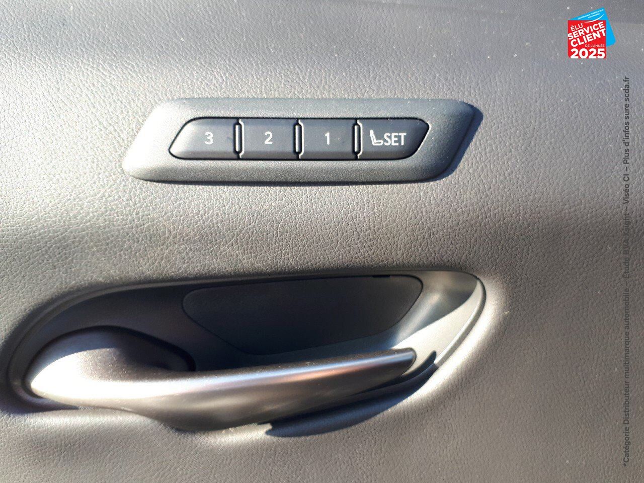 Véhicule d'occasion LEXUS UX 250H 2WD EXECUTIVE MY20 TOUVRANT SIEGES CHAUF/VENTIL/CUIR VOLANT CHAUF GPS chez Toyota Thionville