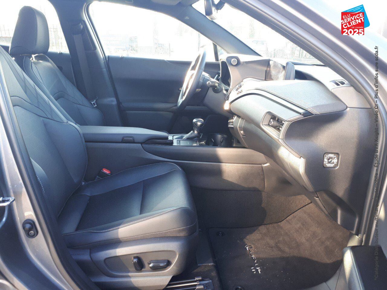 Véhicule d'occasion LEXUS UX 250H 2WD EXECUTIVE MY20 TOUVRANT SIEGES CHAUF/VENTIL/CUIR VOLANT CHAUF GPS chez Toyota Thionville