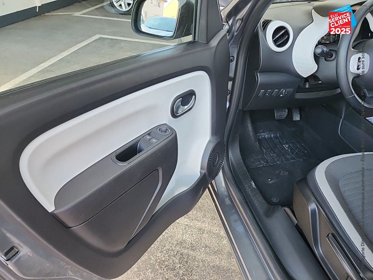 Véhicule d'occasion RENAULT TWINGO E-TECH ELECTRIC EQUILIBRE R80 ACHAT INTEGRAL chez Opel Charleville