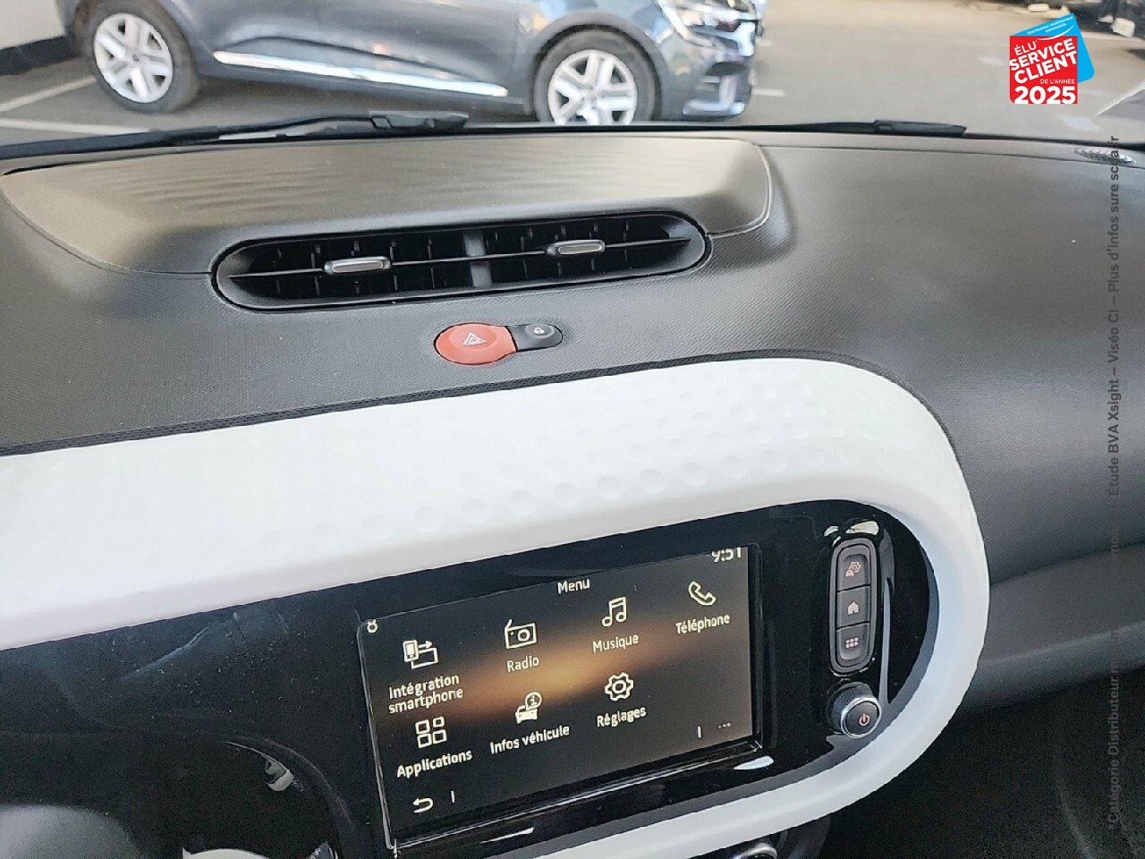 Véhicule d'occasion RENAULT TWINGO E-TECH ELECTRIC EQUILIBRE R80 ACHAT INTEGRAL chez Opel Charleville
