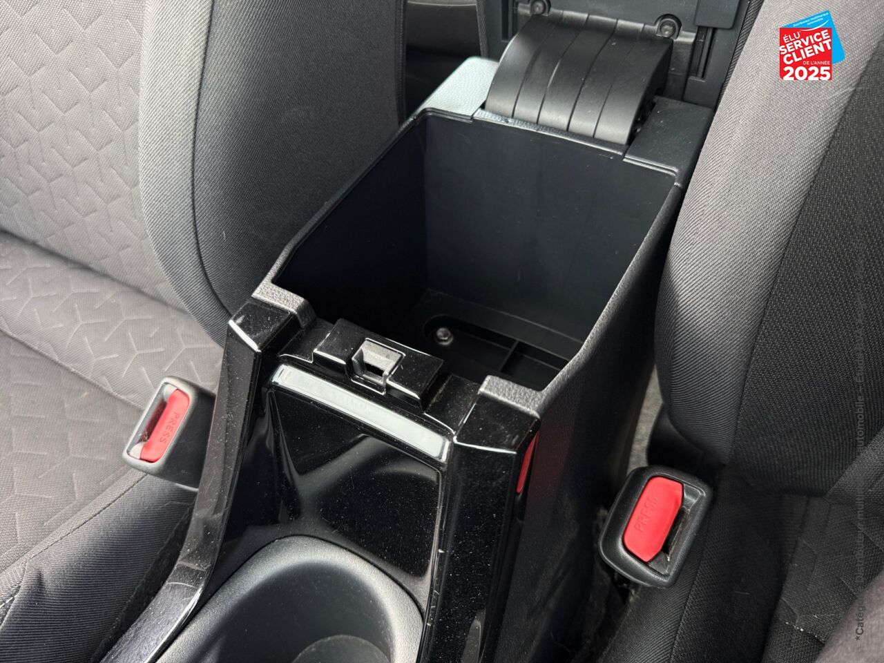 Véhicule d'occasion TOYOTA COROLLA TOURING SPT 122H DYNAMIC BUSINESS SIEGES CHAUF GPS CAMERA chez Toyota Besançon