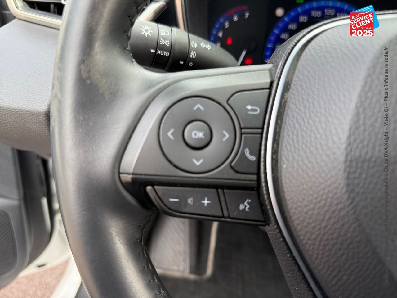 Véhicule d'occasion TOYOTA COROLLA TOURING SPT 122H DYNAMIC BUSINESS SIEGES CHAUF GPS CAMERA chez Toyota Besançon