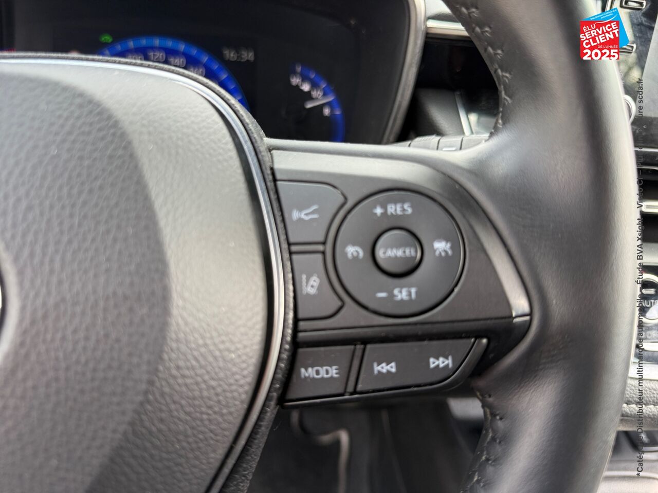 Véhicule d'occasion TOYOTA COROLLA TOURING SPT 122H DYNAMIC BUSINESS SIEGES CHAUF GPS CAMERA chez Toyota Besançon