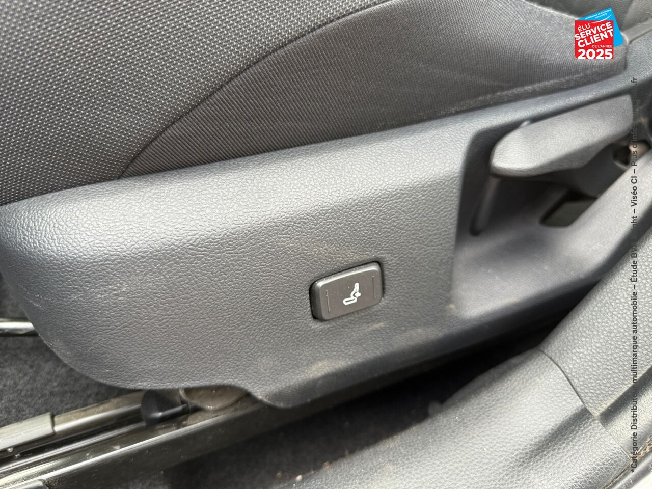 Véhicule d'occasion TOYOTA COROLLA TOURING SPT 122H DYNAMIC BUSINESS SIEGES CHAUF GPS CAMERA chez Toyota Besançon