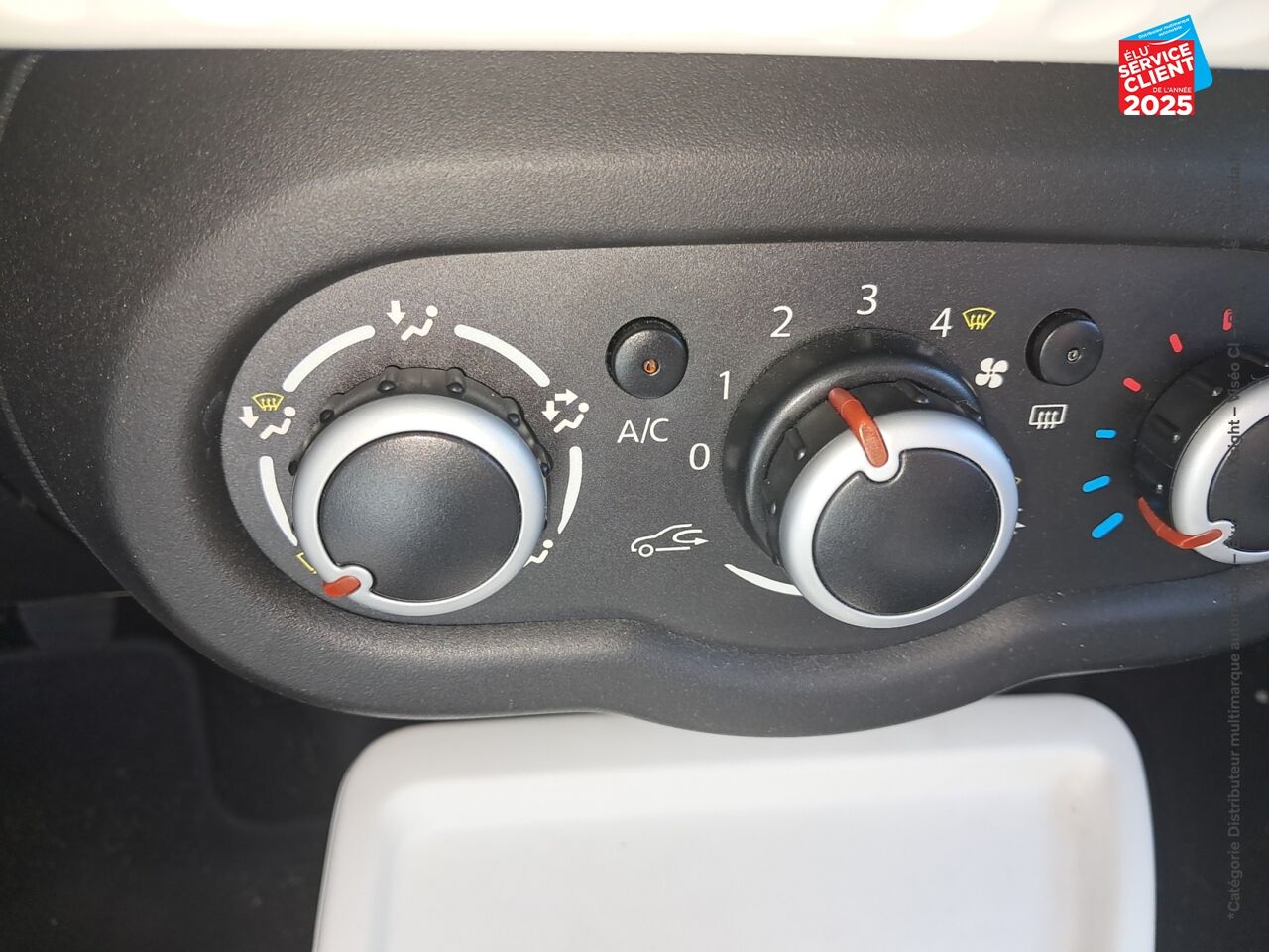 Véhicule d'occasion RENAULT TWINGO 1.0 SCE 70CH LIMITED 2017 BOITE COURTE chez Renault Sélestat