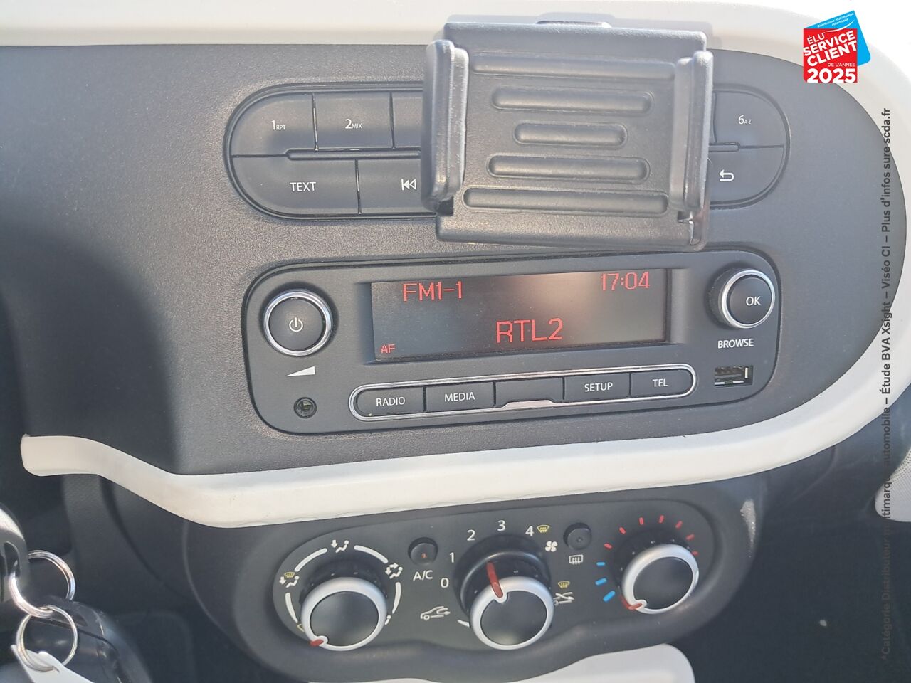 Véhicule d'occasion RENAULT TWINGO 1.0 SCE 70CH LIMITED 2017 BOITE COURTE chez Renault Sélestat