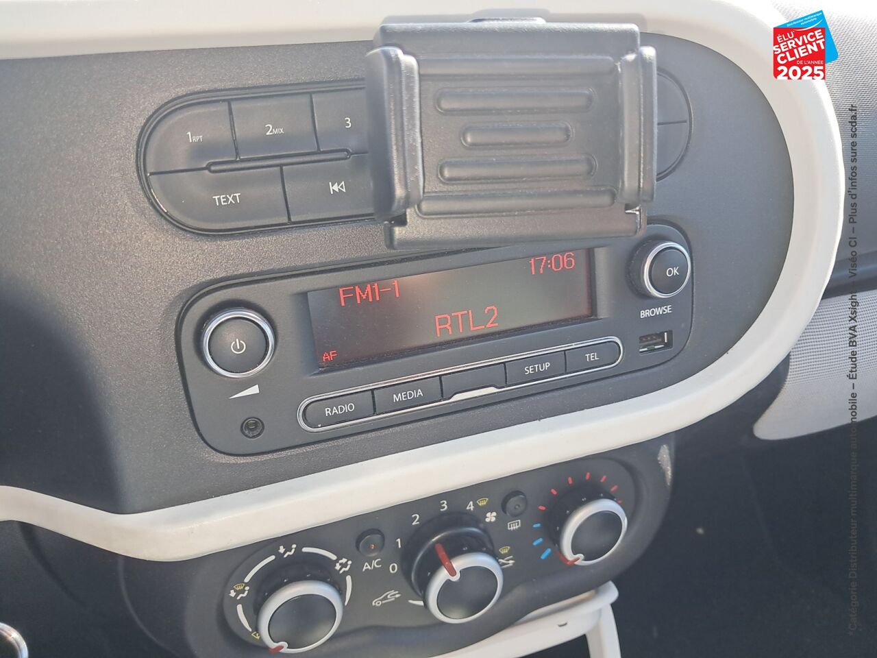 Véhicule d'occasion RENAULT TWINGO 1.0 SCE 70CH LIMITED 2017 BOITE COURTE chez Renault Sélestat