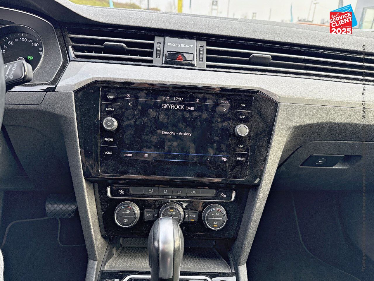 Véhicule d'occasion VOLKSWAGEN PASSAT SW 1.6 TDI 120CH CONFORTLINE BUSINESS DSG7 EURO6D-T GPS CAMERA RADAR AR AV chez Renault Saint-Louis