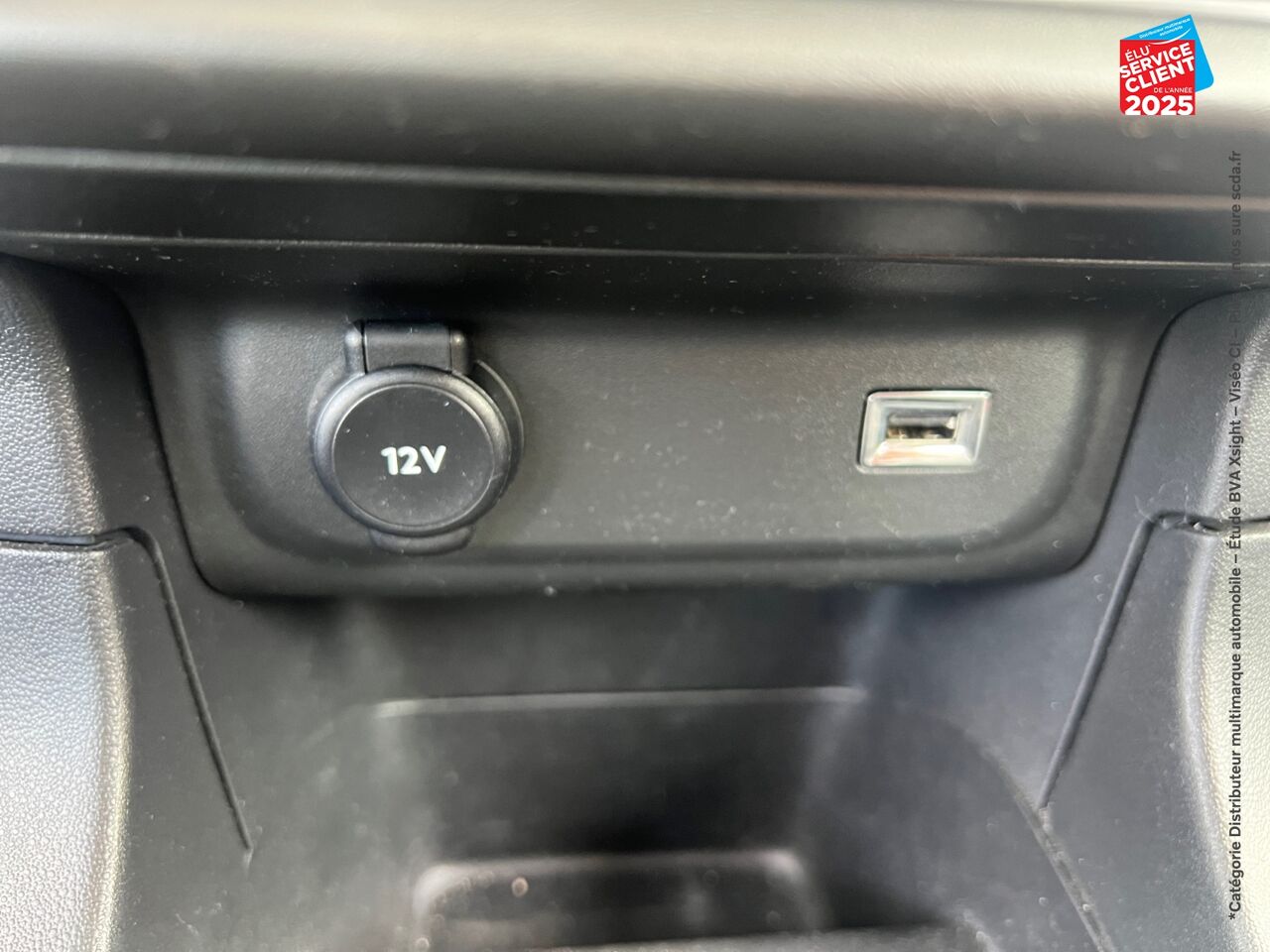 Véhicule d'occasion CITROEN C3 PURETECH 82CH GRAPHIC S/S E6.D-TEMP CARPLAY chez Renault Saint-Louis