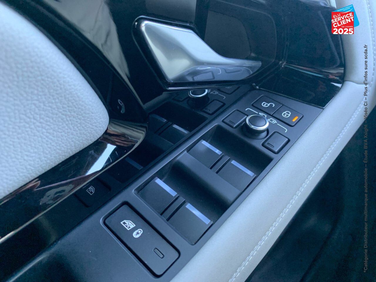 Véhicule d'occasion LAND-ROVER RANGE ROVER EVOQUE 2.0 D 180CH R-DYNAMIC S AWD BVA TPANO SIEGES CUIR GPS CAMERA CARPLAY chez Renault Saint-Louis