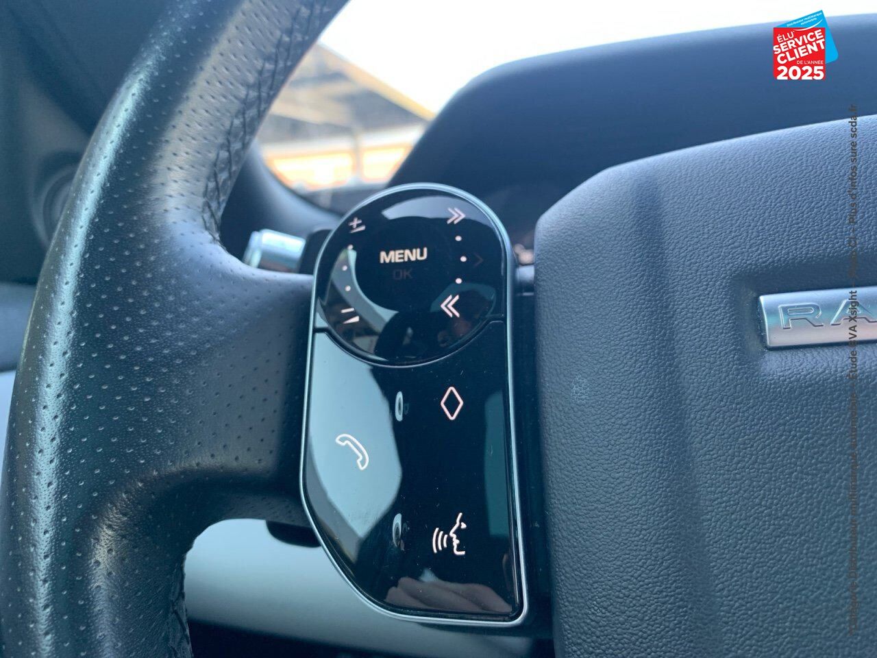 Véhicule d'occasion LAND-ROVER RANGE ROVER EVOQUE 2.0 D 180CH R-DYNAMIC S AWD BVA TPANO SIEGES CUIR GPS CAMERA CARPLAY chez Renault Saint-Louis